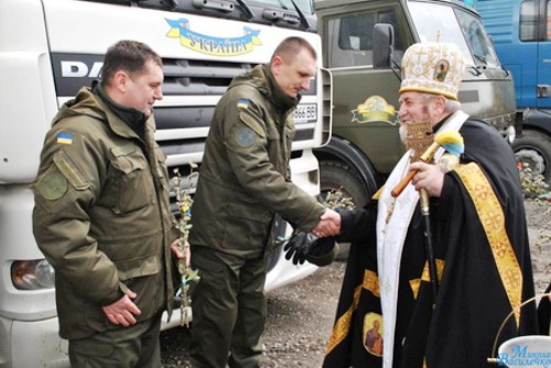 Митрополит Василій благословив конвой, який повіз у зону АТО понад 300 тон продовольчої допомоги.(ФО Митрополит Василій благословив конвой, який повіз у зону АТО понад 300 тон продовольчої допомоги.(ФО